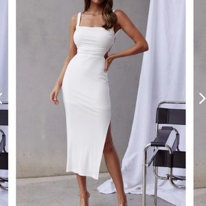 Selfie Leslie DREAM CRUSH LACE-UP BACK
SIDE SPLIT MIDI DRESS WHITE